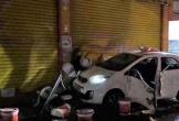 Ô tô 'điên' tông 2 xe máy rồi lao vào tiệm sơn làm 3 người bị thương nặng
