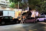 Hai ô tô xếp chồng lên nhau sau vụ tai nạn liên hoàn