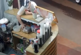 Camera ghi cảnh thanh niên thò tay trộm thùng tiền tại quầy trà sữa, biểu cảm của nữ nhân viên gây chú ý