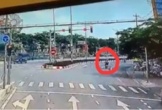 Video: Cán bộ CSGT nằm bất tỉnh khi bị 2 học sinh đi xe máy vượt đèn đỏ đâm trực diện