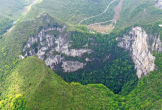 Kỳ diệu hố sụt ẩn chứa một 'ốc đảo xanh tươi' ở Trung Quốc