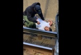 Video: Thanh niên dũng cảm cứu sống người đàn ông nằm trên đường tàu đang bị điện giật