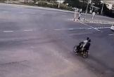 Clip: Kinh hoàng cảnh ô tô vượt đèn đỏ, tông bay 2 vợ chồng đi xe máy