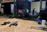 Mưa lớn trong đêm, huyện miền núi Nghệ An ngập nặng