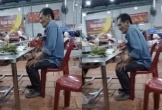 Nghệ sĩ Thương Tín xuất hiện ở quán ăn bình dân với vẻ ngoài tiều tụy, hốc hác