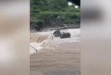 Clip: Ô tô bị nước lũ cuốn trôi khi băng qua đường ngập nước