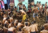 Độc lạ lễ hội ném phân bò ‘chữa bệnh’ ở ngôi làng Ấn Độ