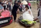 Chú rể ở Nghệ An dùng thuyền rước dâu vào hôn trường