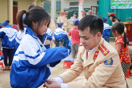 Tặng 100 bộ quần áo ấm cho các em học sinh nghèo