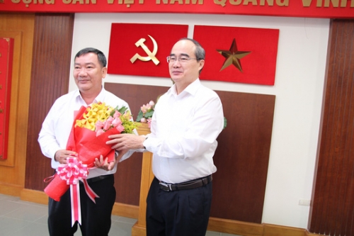 Ủy viên Bộ Chính trị, Bí thư Thành ủy TP HCM Nguyễn Thiện Nhân trao quyết định cho ông Trần Văn Thuận