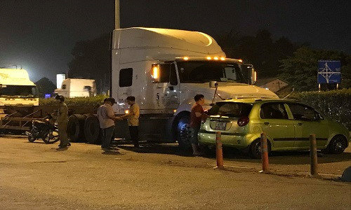Ô tô va chạm container, 3 người ngồi trên xe kêu cứu trong đêm