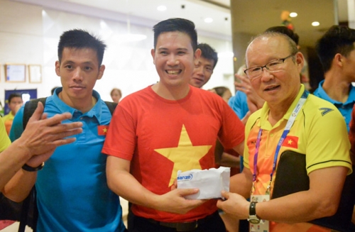 Ông Phạm Văn Tam trao thưởng cho Olympic Việt Nam sau trận gặp Syria