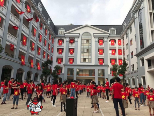 Hình ảnh treo cờ, mặc áo đỏ sao vàng của một trường học. Hình ảnh cổ động rất đẹp xuất hiện trên mạng xã hội hôm nay.