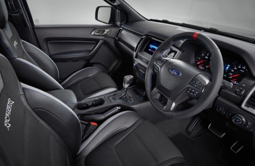 Khoang ca-bin của Ranger Raptor được cải tiến phù hợp với nhãn hiệu Ford Performance.