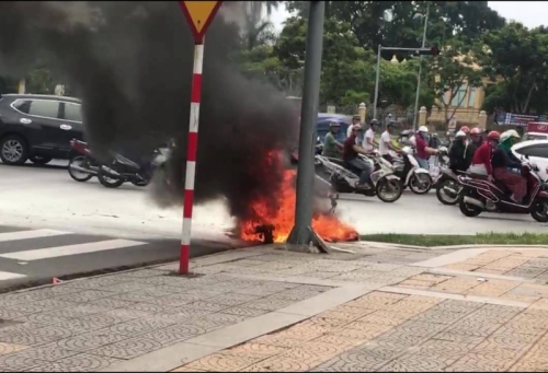 Xe tay ga bốc cháy ngùn ngụt giữa phố Đà Nẵng