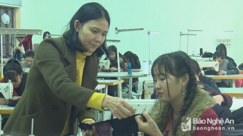 Các học viên được học nghề tại Trung tâm GDNN-GDTX huyện Diễn Châu trước khi đi xuất khẩu lao động.
