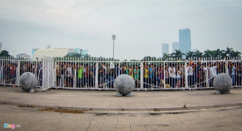 Những quả cầu đá gắn xích ở sân Mỹ Đình trước khi bị di dời. 
