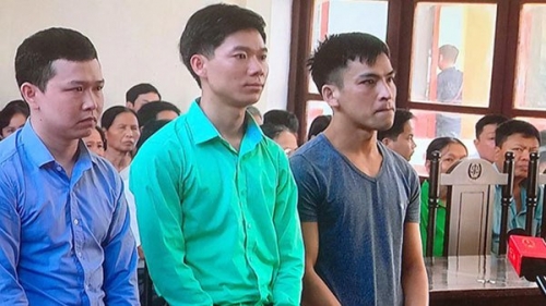 Bác sỹ Hoàng Công Lương (giữa) tại phiên tòa sơ thẩm lần 1