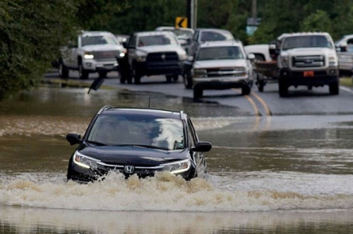 Mẹo lái xe ô tô an toàn qua vùng ngập nước