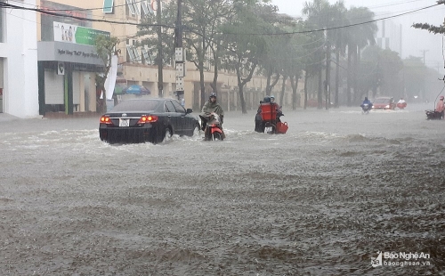 Đường Nguyễn Thị Minh ngập sâu trong cơn mưa kéo dài.