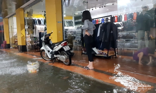 Nhiều cửa hàng trên phố Nguyễn Văn Cừ nước đã tràn vào nhà. 