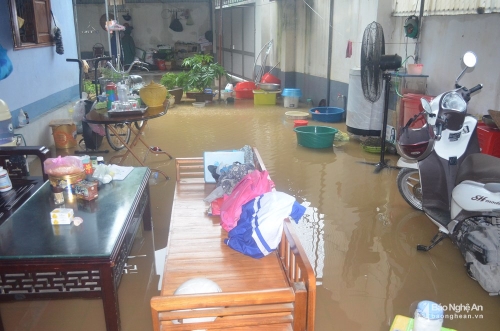 Nước tràn vào nhà một hộ dân ở phường Cửa Nam. Ảnh: Nhật Lân