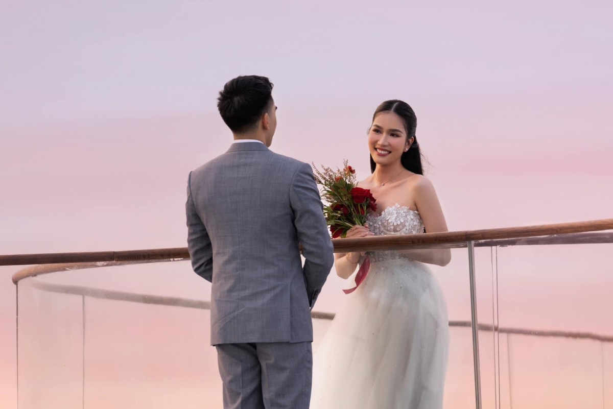 Ốc Thanh Vân khoe ảnh cưới chụp tại Hàn Quốc vô tình để lộ hình xăm gợi  cảm