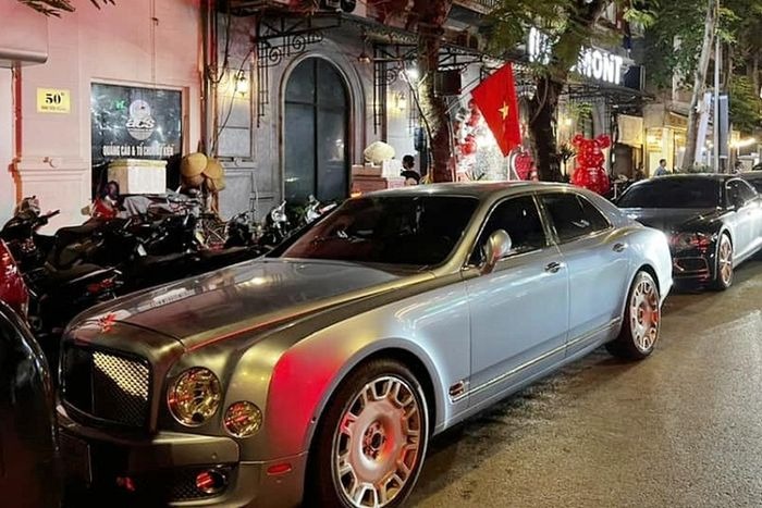 Bentley vs RollsRoyce Which is Better