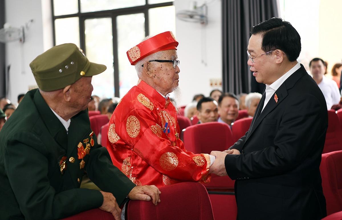 Một số hình ảnh Chủ tịch Quốc hội Vương Đình Huệ tặng quà Tết gia đình chính sách, người có hoàn cảnh khó khăn huyện Yên Thành, tỉnh Nghệ An