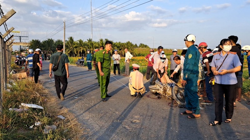 Hai xe máy va chạm trên đường huyện, 2 người thương vong