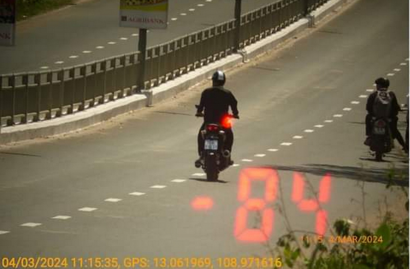 Khởi tố nam thanh niên lao xe máy, tông CSGT bị thương