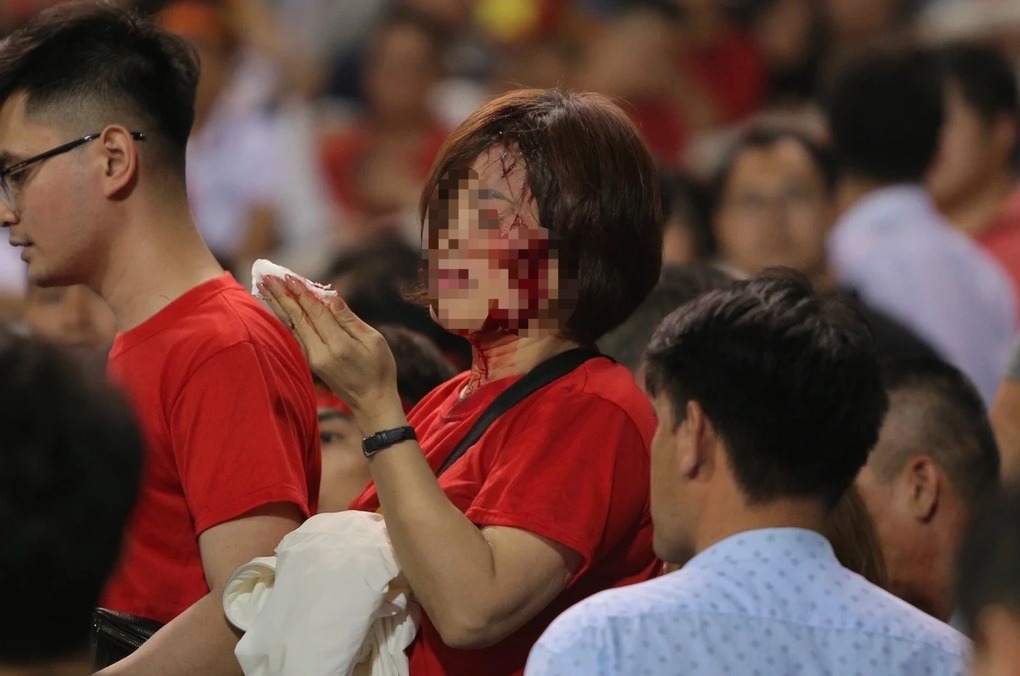 Cổ động viên đánh nhau trên sân Mỹ Đình, công an đang điều tra