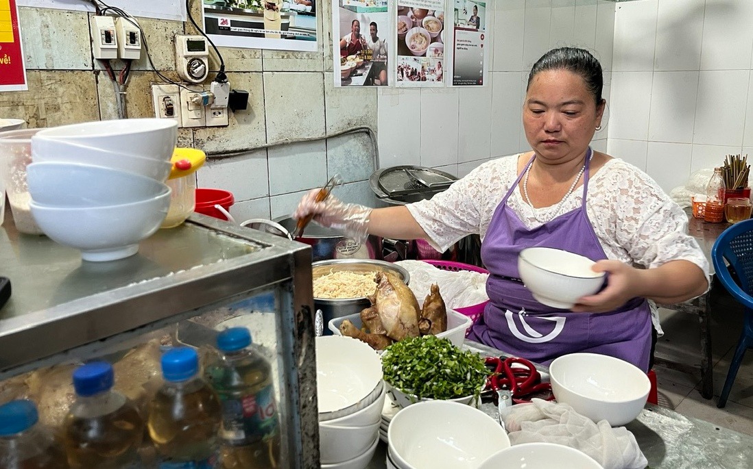 Bát phở 8.000 đồng và tấm lòng nhân hậu người phụ nữ