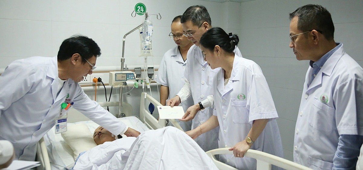 Tuyên dương 8 nhân viên y tế dũng cảm cứu người tại Bệnh viện Sản nhi Nghệ An