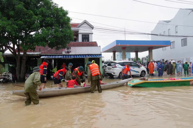 Tư lệnh Quân khu 5 kiểm tra công tác ứng phó mưa lũ tại Đà Nẵng
