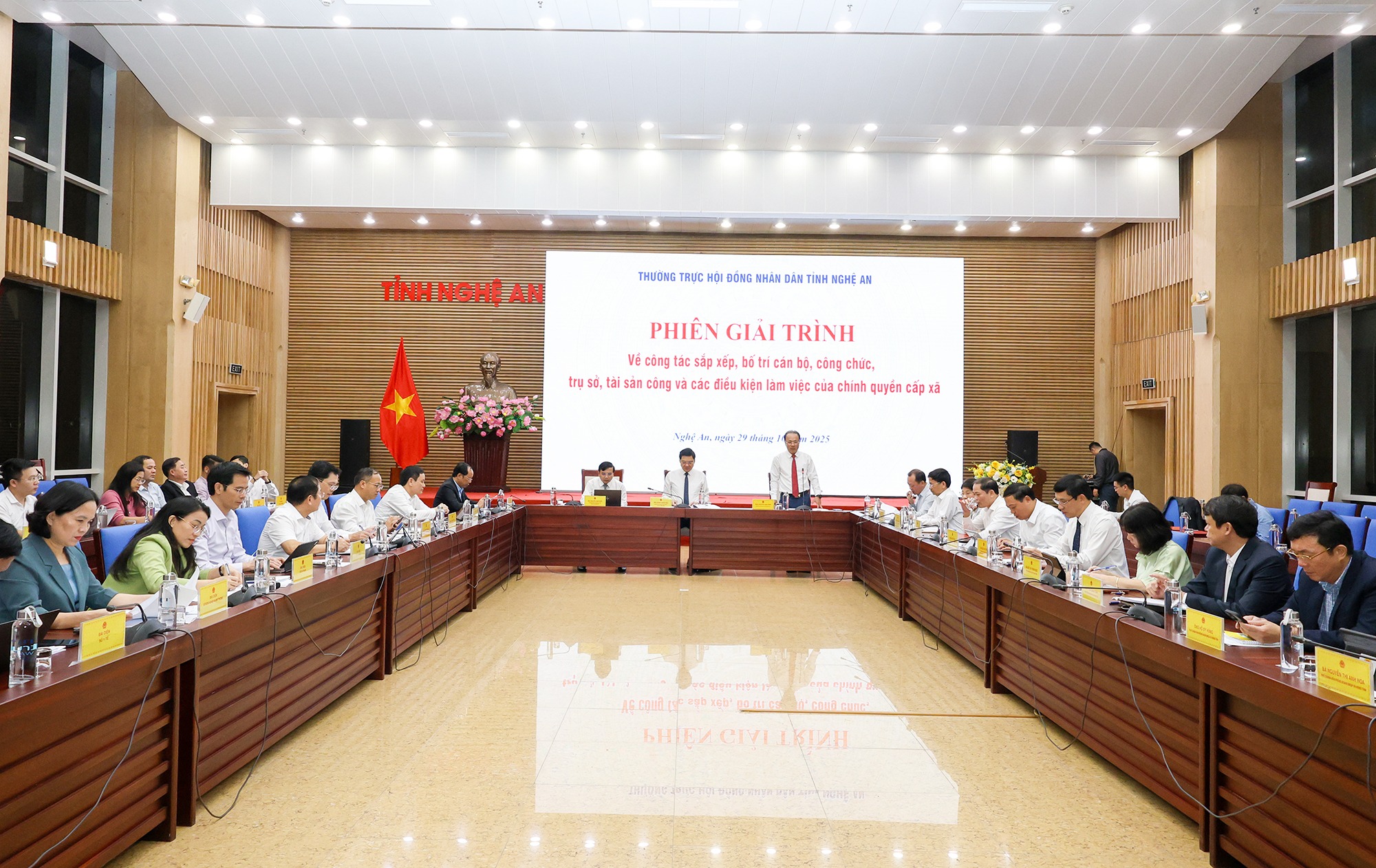 Phiên giải trình về công tác sắp xếp, bố trí cán bộ, công chức, trụ sở, tài sản công và các điều kiện làm việc của chính quyền cấp xã