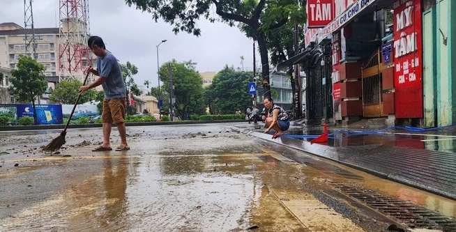 Lũ rút nhưng Đại Nội Huế nhiều nơi vẫn ngập hơn 1m