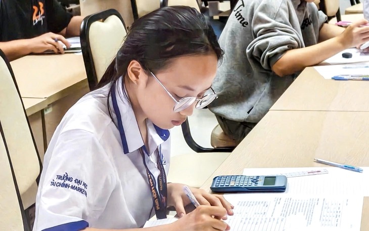 Thầy giáo ẩn danh cho sinh viên mượn 15 triệu nhập học thành 'người cha hiền giữa đời thường'