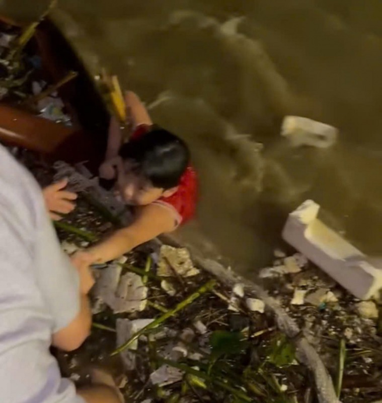 Cứu sống bé trai bị nước lũ cuốn trôi trên sông Hàn