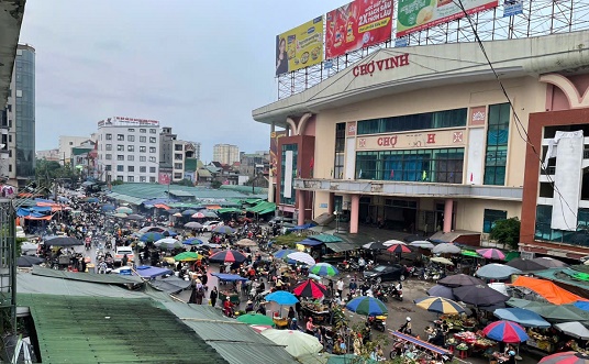 Lòng đường bị “nuốt chửng”, tuyến phố trung tâm Tp. Vinh thành điểm nóng lấn chiếm