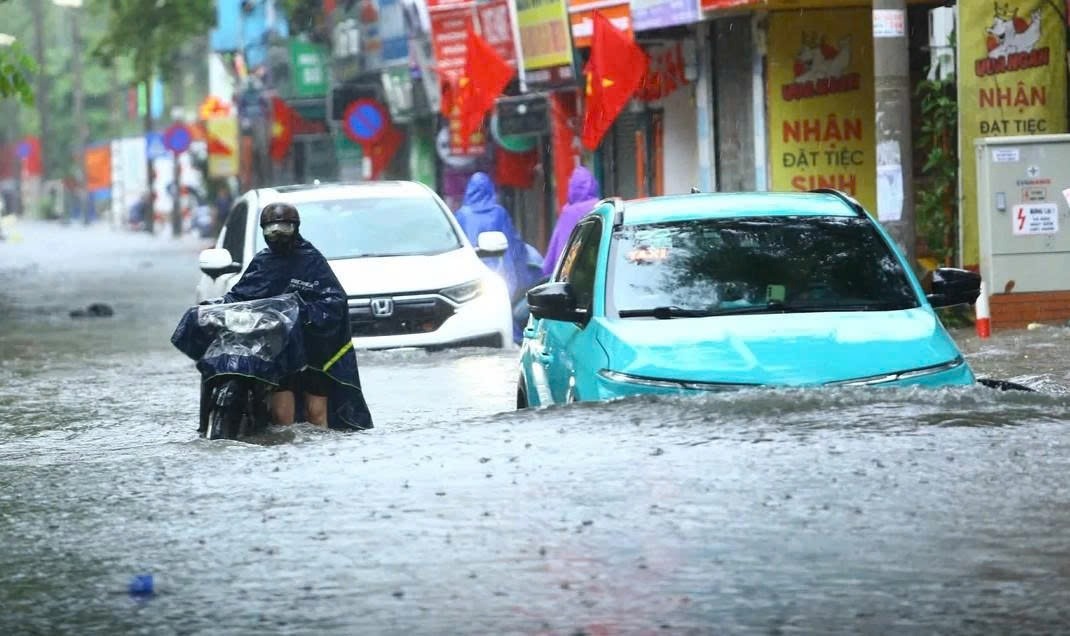Vì sao hệ thống lái dễ “hỏng đầu tiên” khi ô tô lội nước, kể cả xe điện?