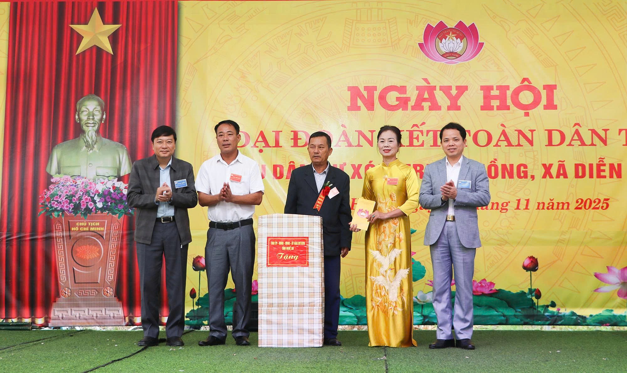 Chủ tịch UBND tỉnh Lê Hồng Vinh dự Ngày hội Đại đoàn kết toàn dân tộc tại Khu dân cư xóm Trung Hồng, xã Diễn Châu