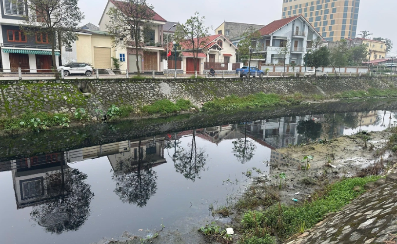 Nghệ An: Kênh Bắc “đen như mực”, người dân khổ sở sống chung với ô nhiễm