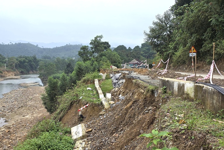 Cận cảnh tuyến quốc lộ có hàng loạt điểm sạt lở nghiêm trọng