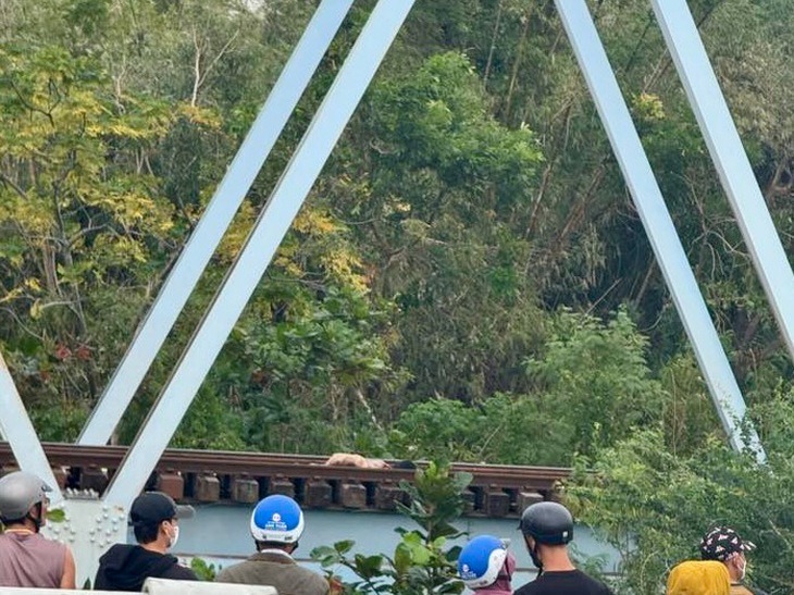 Khó tin: Đi bộ trên đường sắt, cô gái bị tàu tông chết