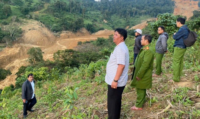 Tạm dừng tìm kiếm 3 người mất tích do sạt lở núi ở vùng biên giới Đà Nẵng