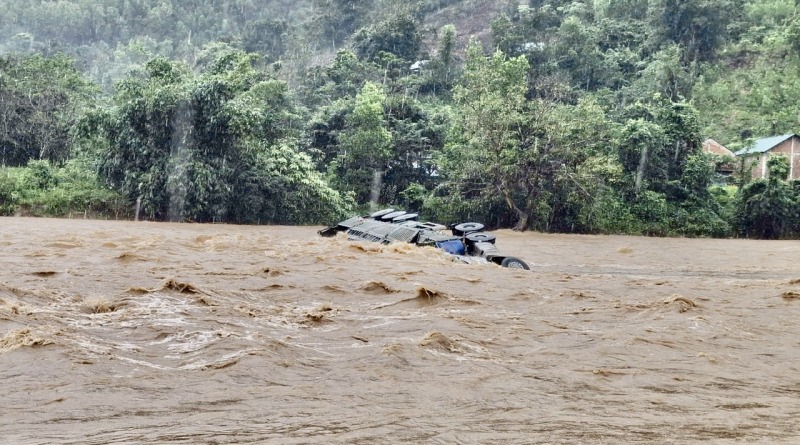 Cố vượt ngầm tràn khi lũ dâng nhanh, xe container bị cuốn trôi, tài xế mất tích