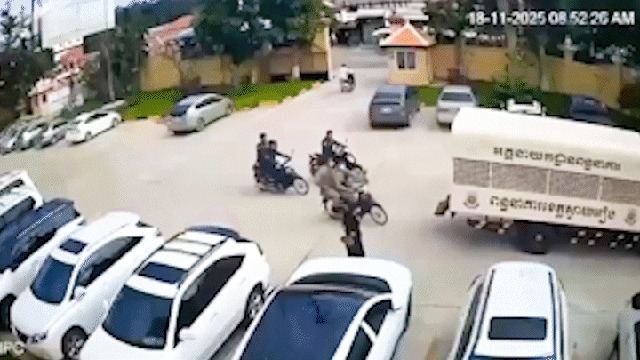Video trùm cờ bạc trực tuyến nổ súng trốn chạy ngay trong sân tòa án ở Campuchia