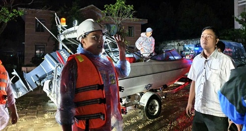 Ở rốn lũ Đông Hòa, hàng chục ngàn người dân vẫn còn chờ ứng cứu