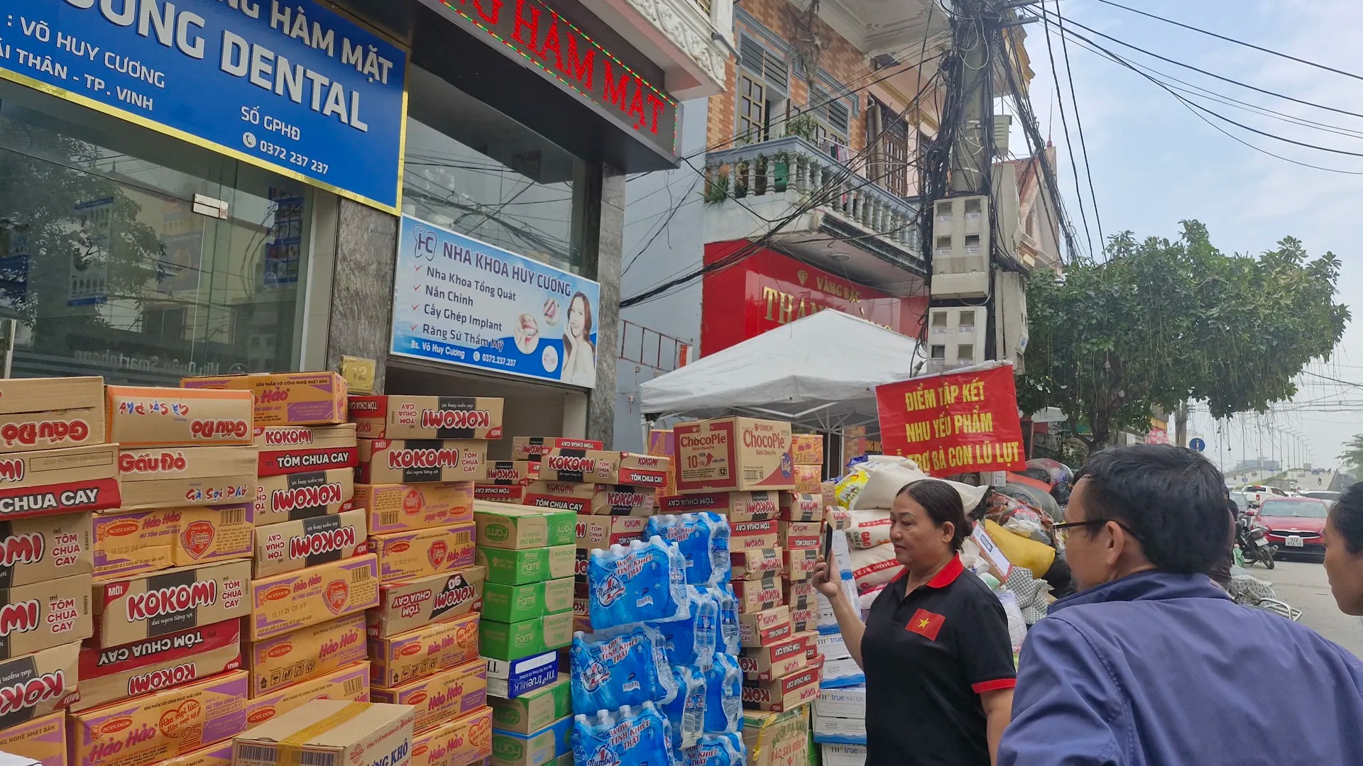 Nghệ An: Khi ngõ phố, số nhà trở thành nơi tập kết hàng hóa ủng hộ bà con vùng lũ